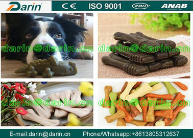 L'animale domestico modellato cure odontoiatriche che mastica il cibo per cani che fa la macchina per l'animale domestico tratta