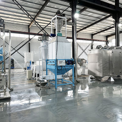 Carne, fagioli, animale domestico di verdure che mastica la macchina dell'estrusione dell'alimento con il gemello - vite