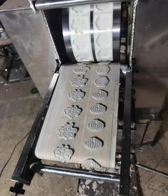 Macchina di fabbricazione di biscotti del cane di vita completa, attrezzatura del cibo per cani di cure odontoiatriche dell'animale domestico