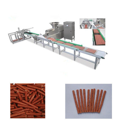 La masticazione del cane fa un spuntino la macchina fredda dell'espulsore per la fabbricazione delle strisce della carne