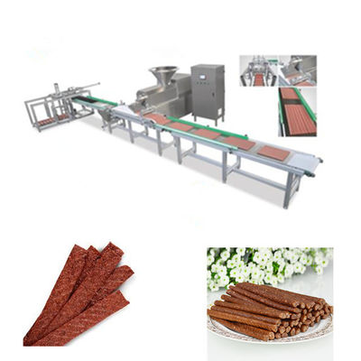 La masticazione del cane fa un spuntino la macchina fredda dell'espulsore per la fabbricazione delle strisce della carne