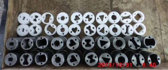 La macchina progettata dell'ossequio dell'animale domestico ha espulso cane che mastica la trasformazione dei prodotti alimentari