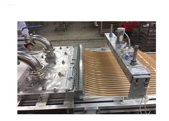 Il cibo per cani, carne di Trainning del cane fa un spuntino facendo la macchina