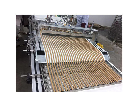 Il cibo per cani, carne di Trainning del cane fa un spuntino facendo la macchina