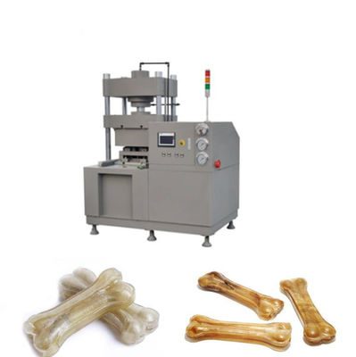 Elaborazione dello spuntino dell'animale domestico fatta a macchina da pellame greggio, macchina del creatore dell'osso di cane