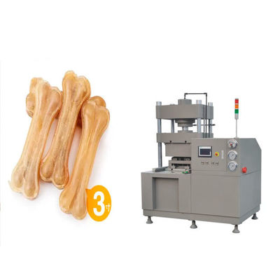 Il cane della pelle della mucca mastica l'osso di cane che fa la perforazione pressata a macchina delle ossa del pellame greggio