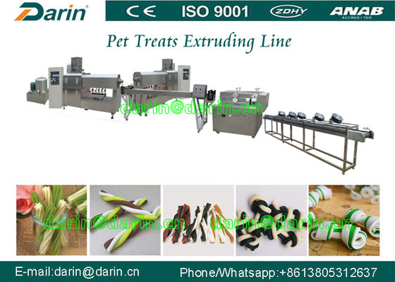 L'animale domestico fa un spuntino il macchinario dell'espulsore del cibo per cani con la striscia, bastone, disossa le varie forme